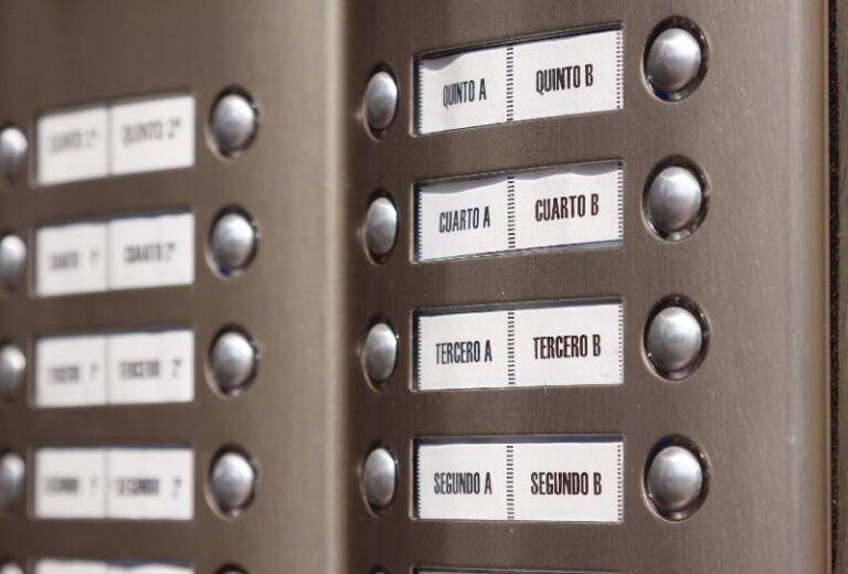 Panel de portero electrónico con los botones para llamar a los diferentes pisos del edificio