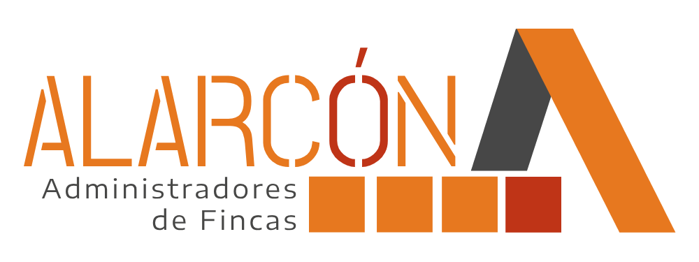 Logotipo de Alarcón Administradores de Fincas, en los colores corporativos naranja, rojo y gris, con tres cuadrados naranja y uno rojo, acabado en anagrama con forma de tejado de casa, gris y naranja